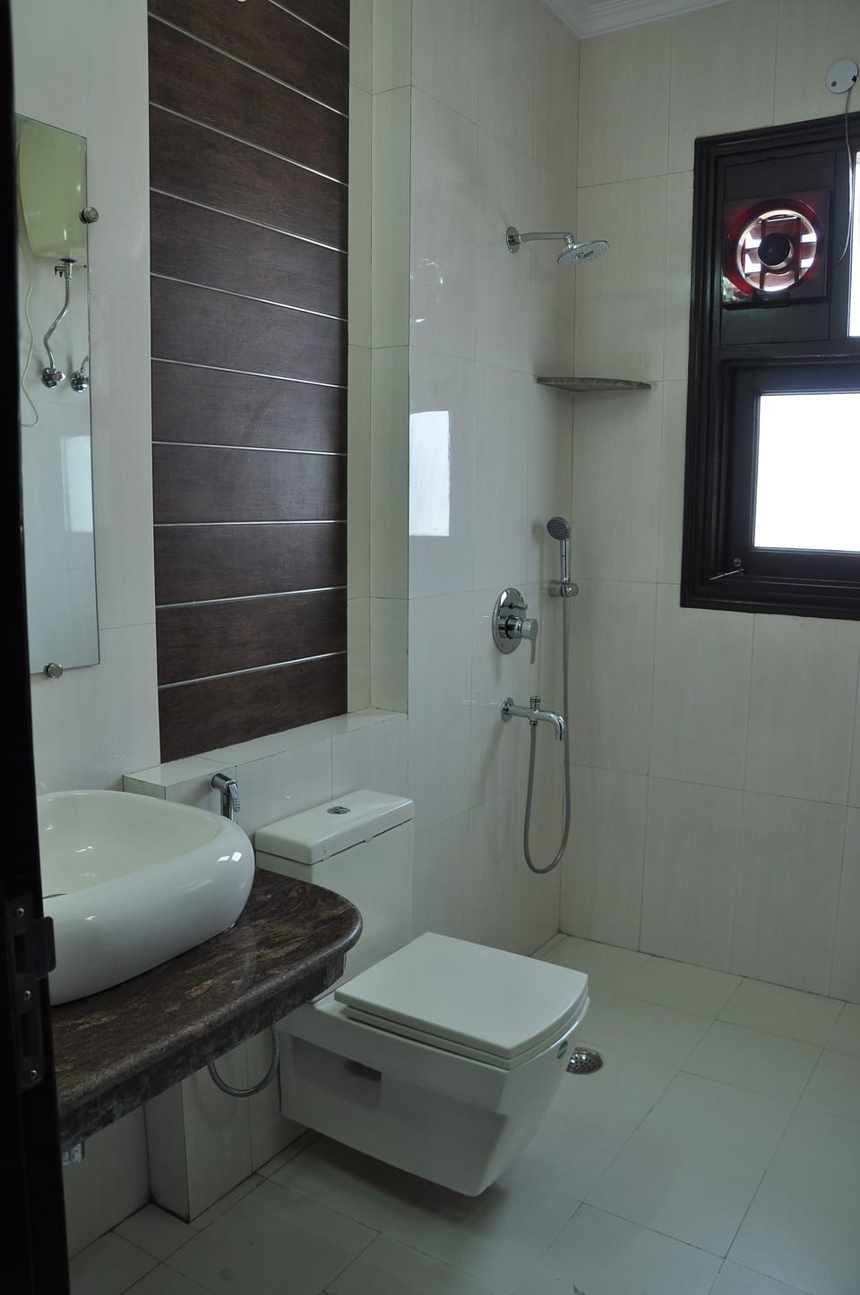 Superior Room, Balcony, City View | Bathroom | Shower, free toiletries, towels