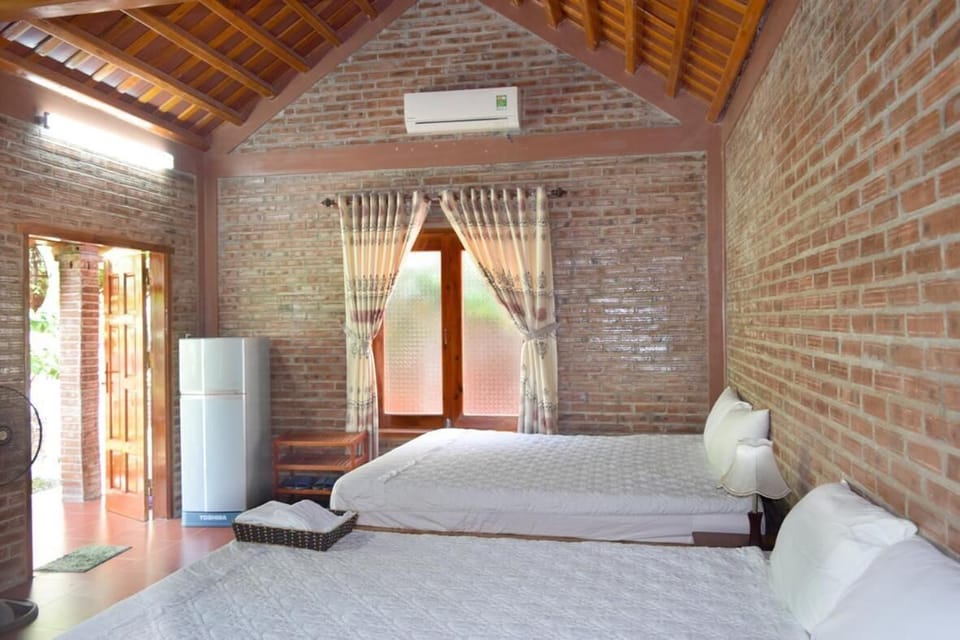 Premium bedding, desk, iron/ironing board, free WiFi