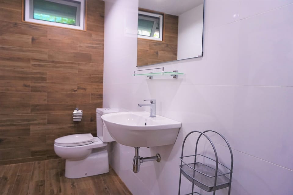 Double Room | Bathroom | Shower, free toiletries, bidet, towels