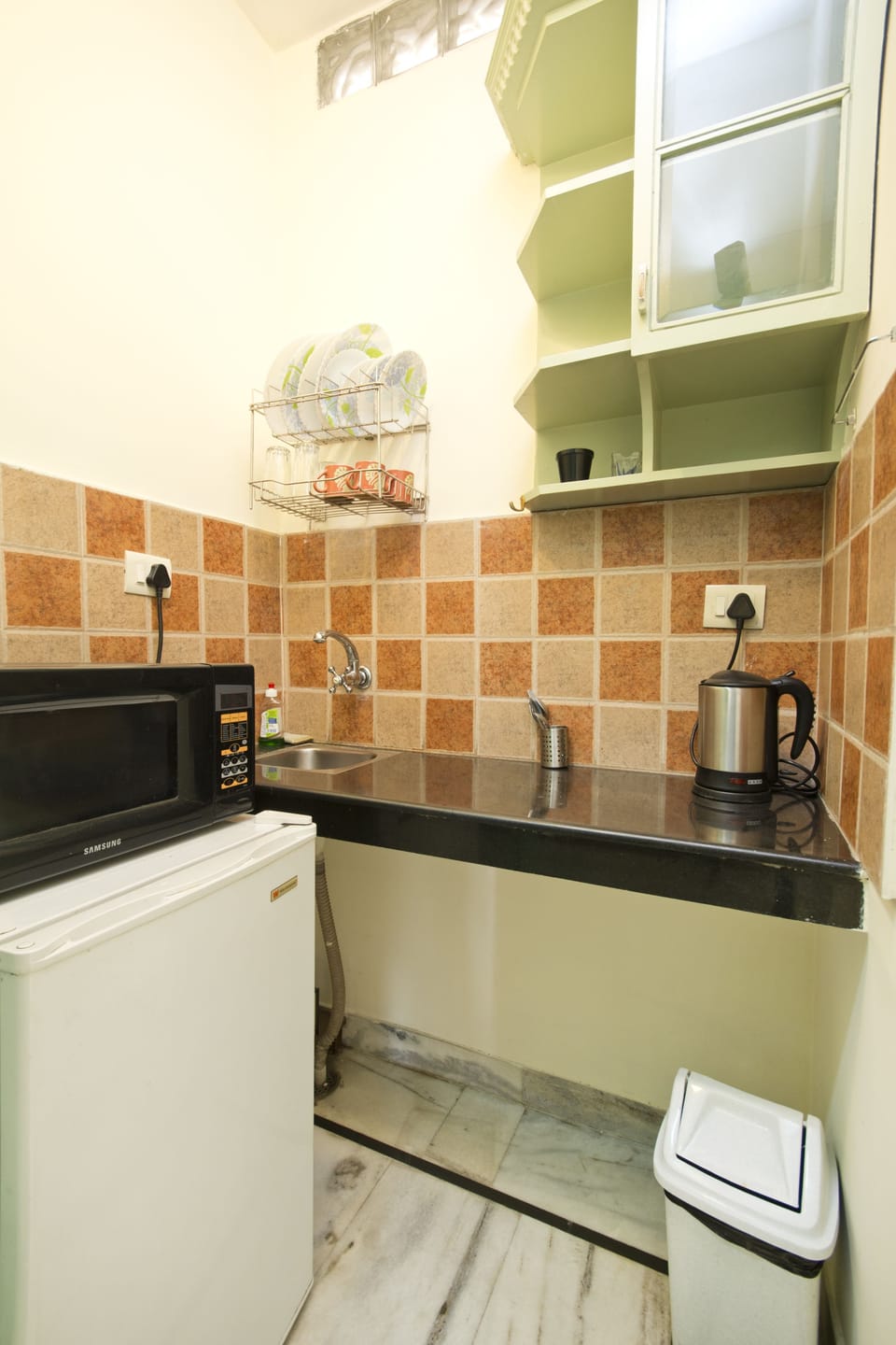 Royal Studio, 1 Bedroom, Kitchen, Corner | Private kitchenette | Full-size fridge, microwave, oven, stovetop