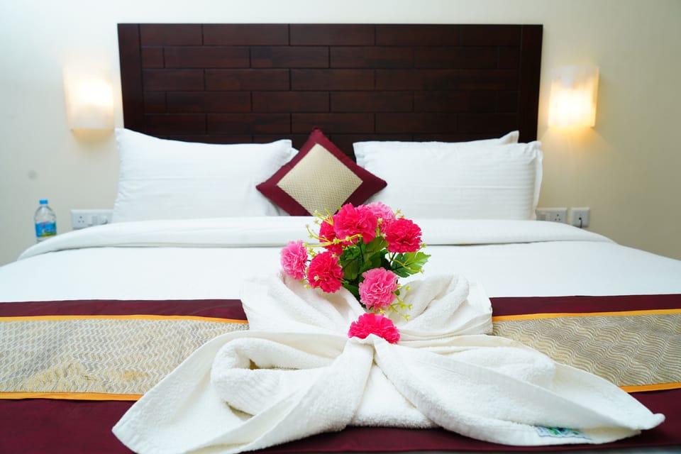 Deluxe Double Room, 1 Queen Bed | Hypo-allergenic bedding, down comforters, desk, blackout drapes