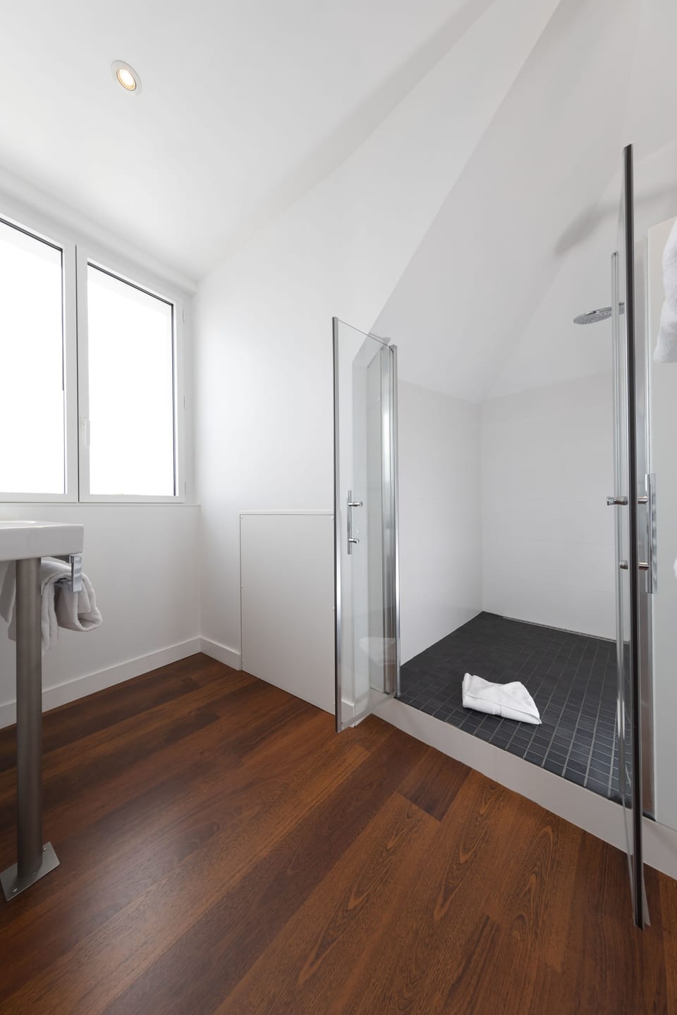 Junior Suite - Vue Mer | Bathroom | Free toiletries, hair dryer, towels