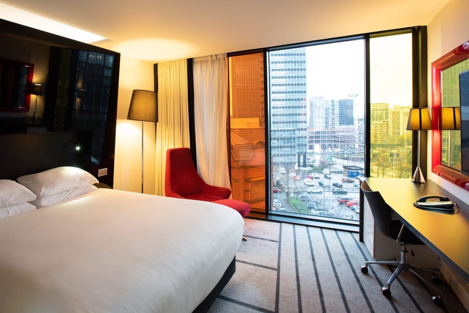 Standard Room, 1 Queen Bed | Premium bedding, minibar, in-room safe, desk