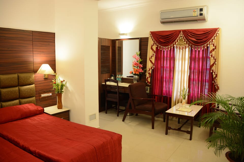 Executive Deluxe Room | Desk, laptop workspace, WiFi (free), individually furnished
