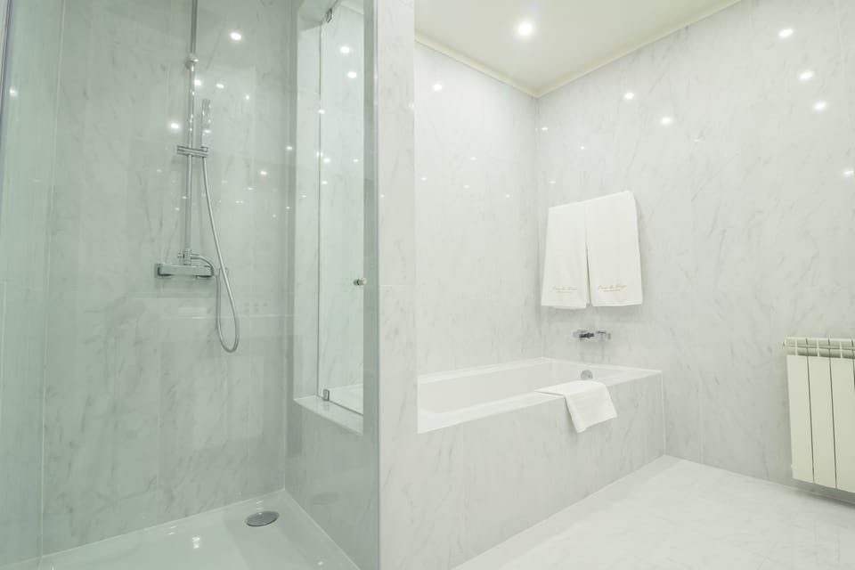 Superior Double or Twin Room, Ensuite | Bathroom | Separate tub and shower, free toiletries, hair dryer (on request)