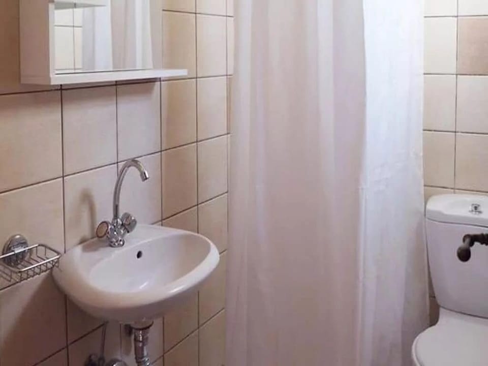 Shower, free toiletries, towels, shampoo