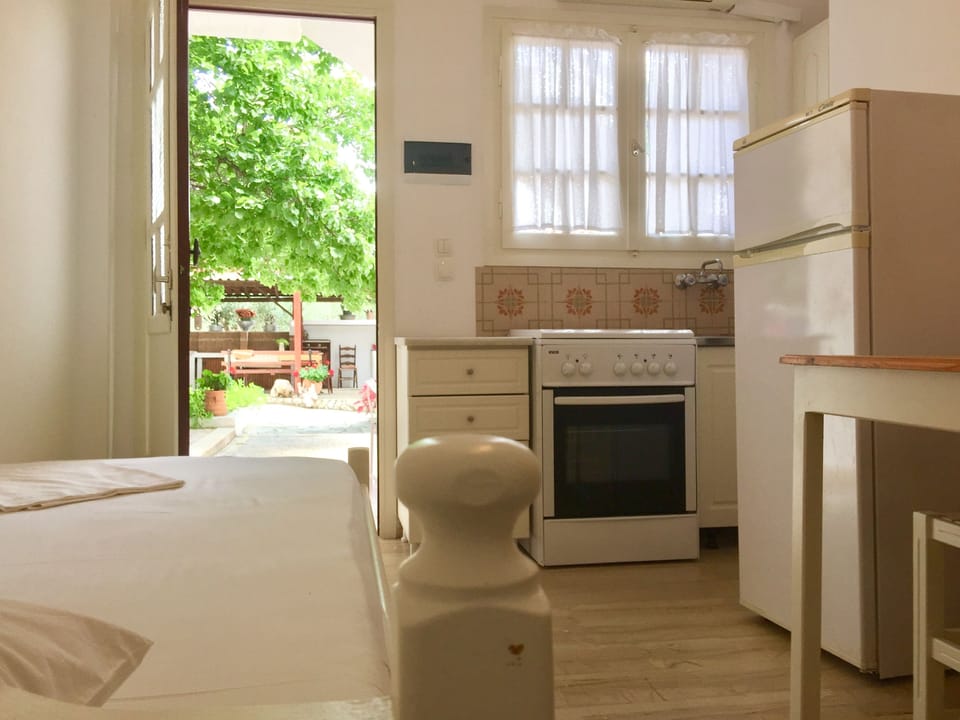 Studio, Ground Floor | Private kitchenette | Fridge, stovetop, cookware/dishes/utensils