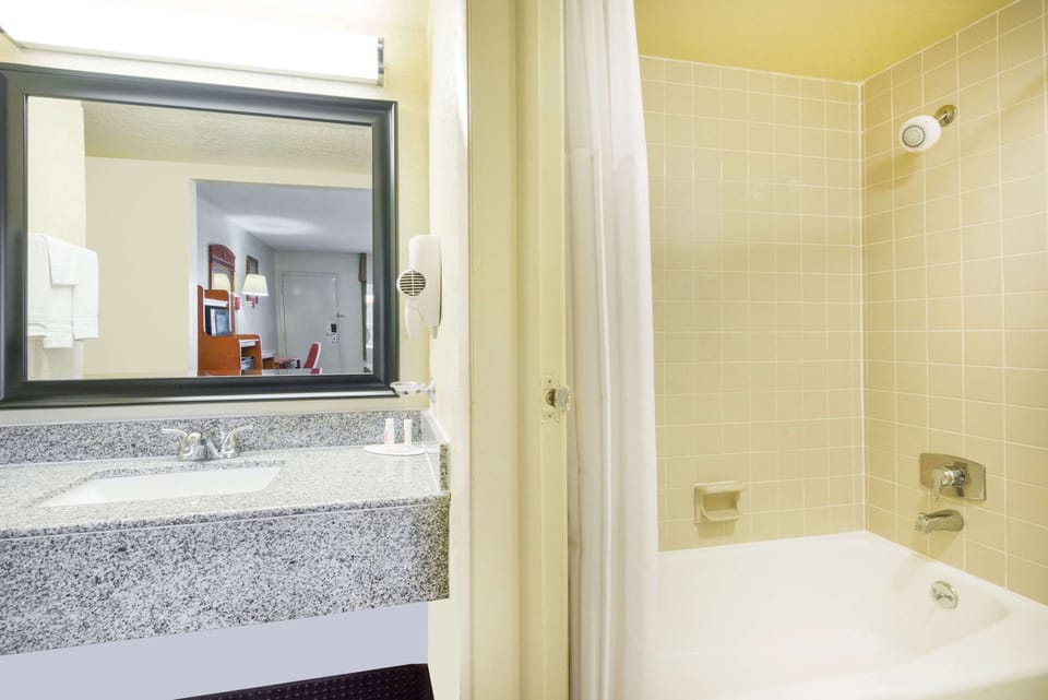 Standard Room, 1 King Bed, Smoking | Bathroom | Combined shower/tub, towels