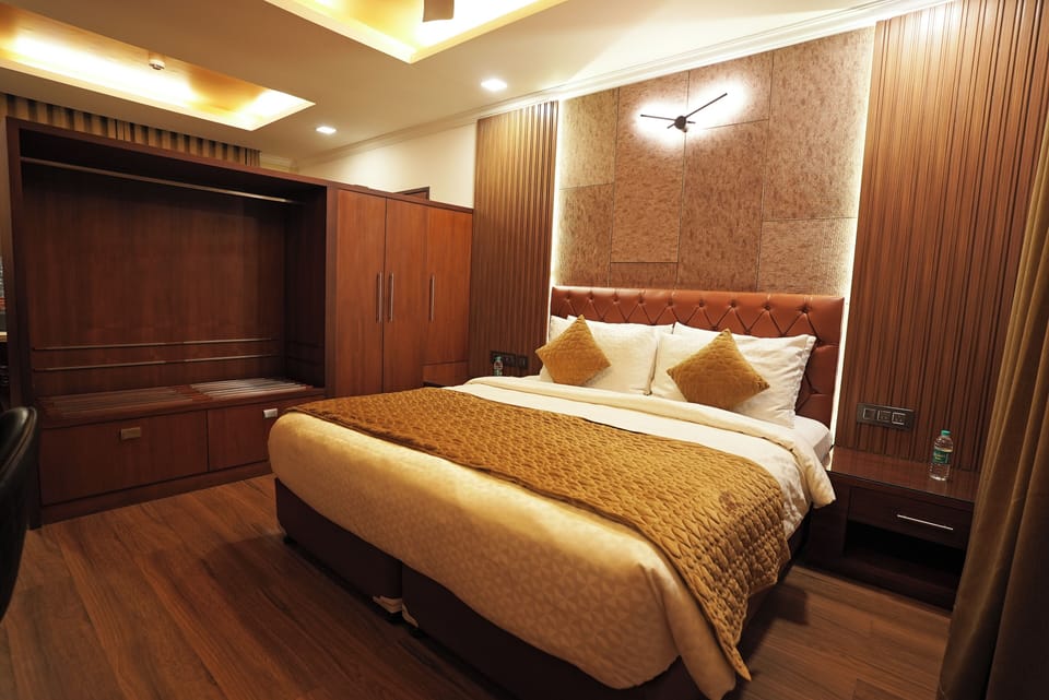 Club Room, 1 Queen Bed | Premium bedding, minibar, in-room safe, desk