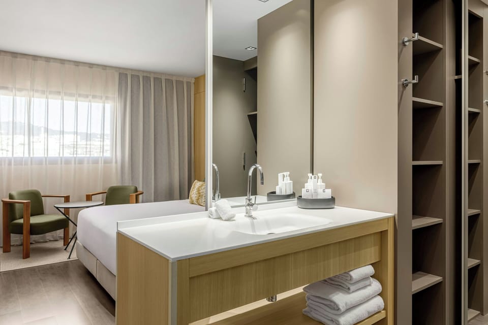 Combined shower/tub, free toiletries, hair dryer, towels