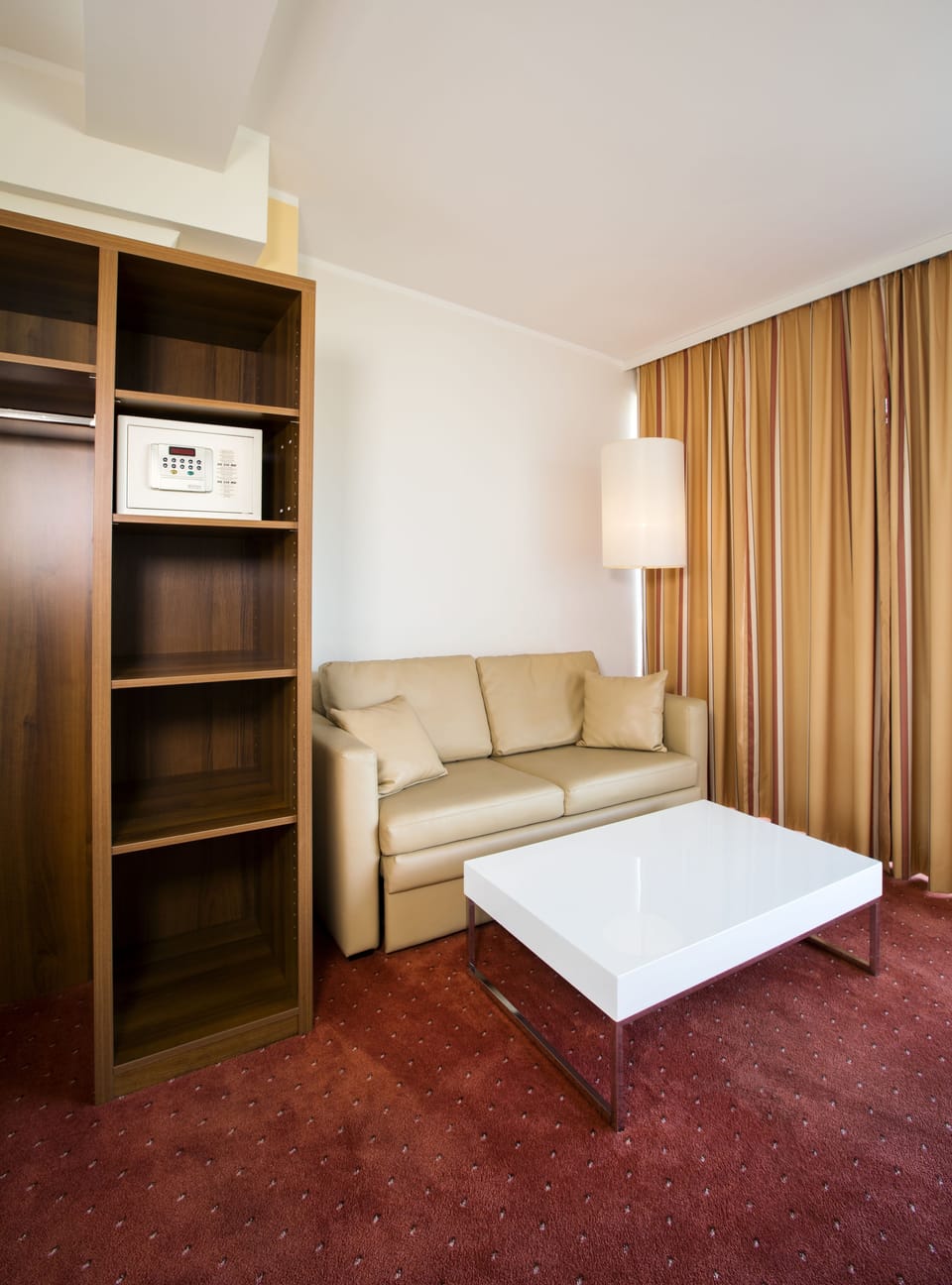 Hypo-allergenic bedding, in-room safe, desk, free WiFi