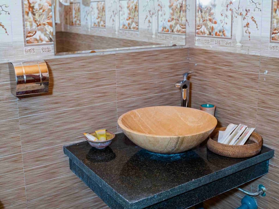 Basic Bungalow, Garden View | Bathroom | Shower, free toiletries, hair dryer, slippers