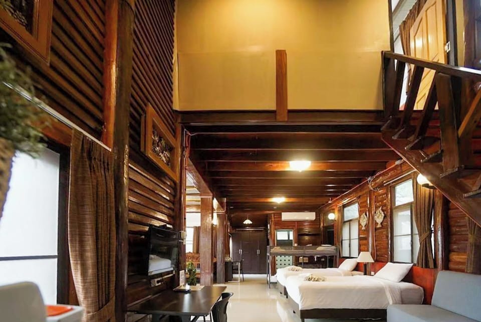 Pupiman Home | Desk, blackout drapes, free WiFi, bed sheets