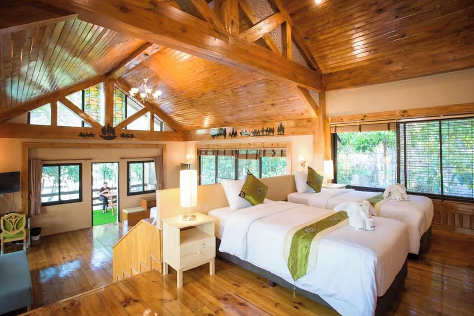Deluxe Cabin | Desk, blackout drapes, free WiFi, bed sheets