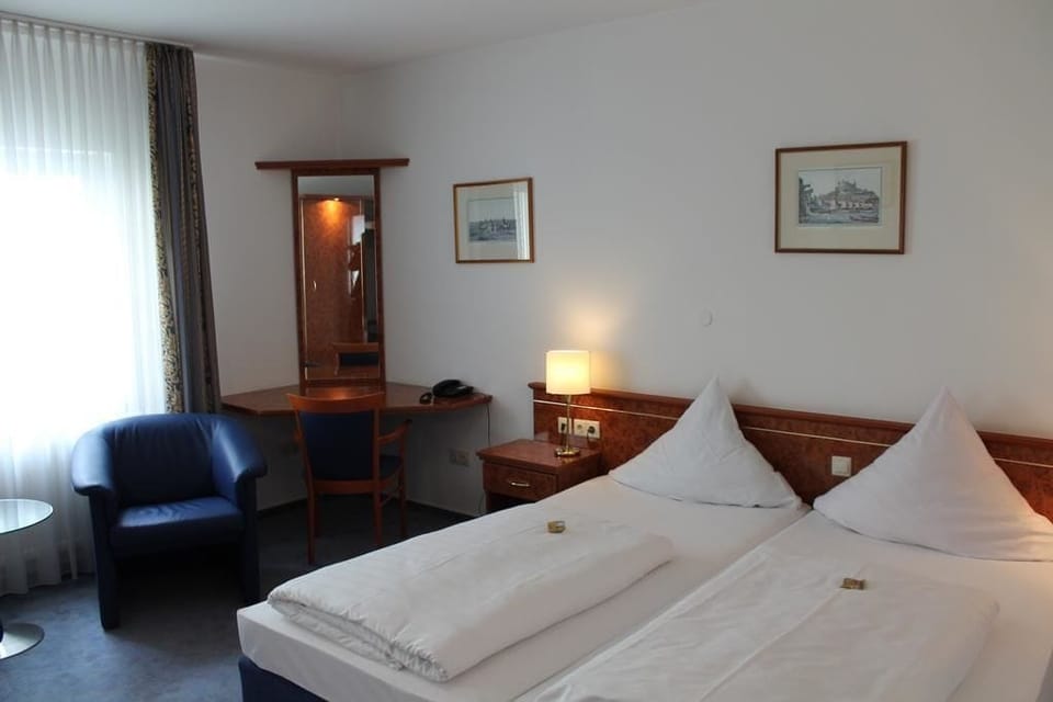 Suite | Desk, free cribs/infant beds, free WiFi, bed sheets