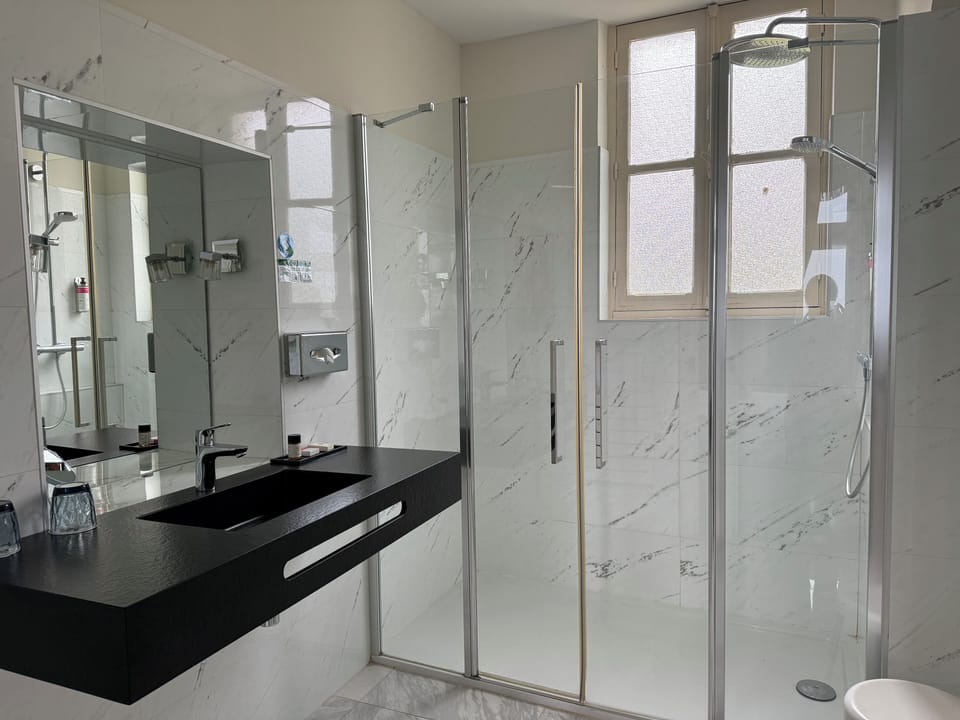 Suite (Josephine) | Bathroom | Free toiletries, hair dryer, towels, soap