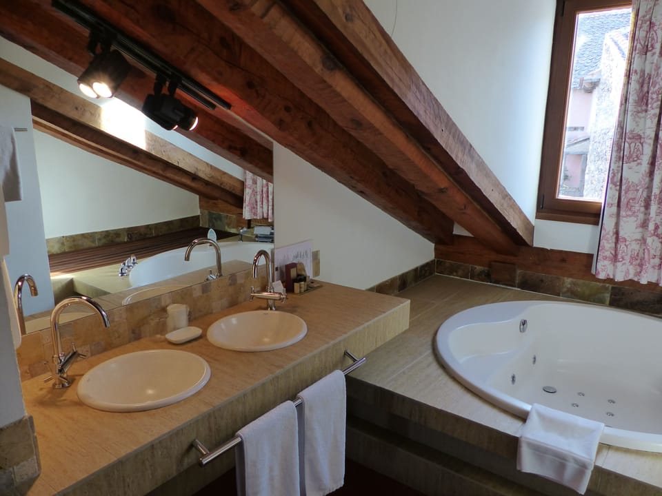 Suite | Bathroom | Separate tub and shower, free toiletries, hair dryer, bidet