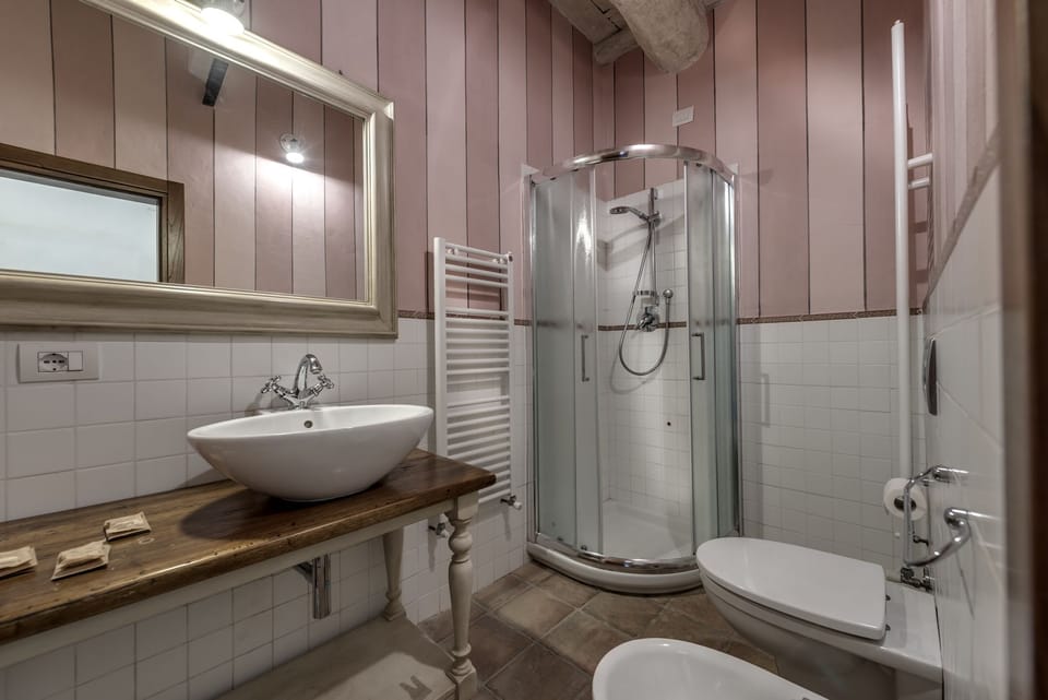 Superior Double or Twin Room | Bathroom | Shower, free toiletries, hair dryer, bidet