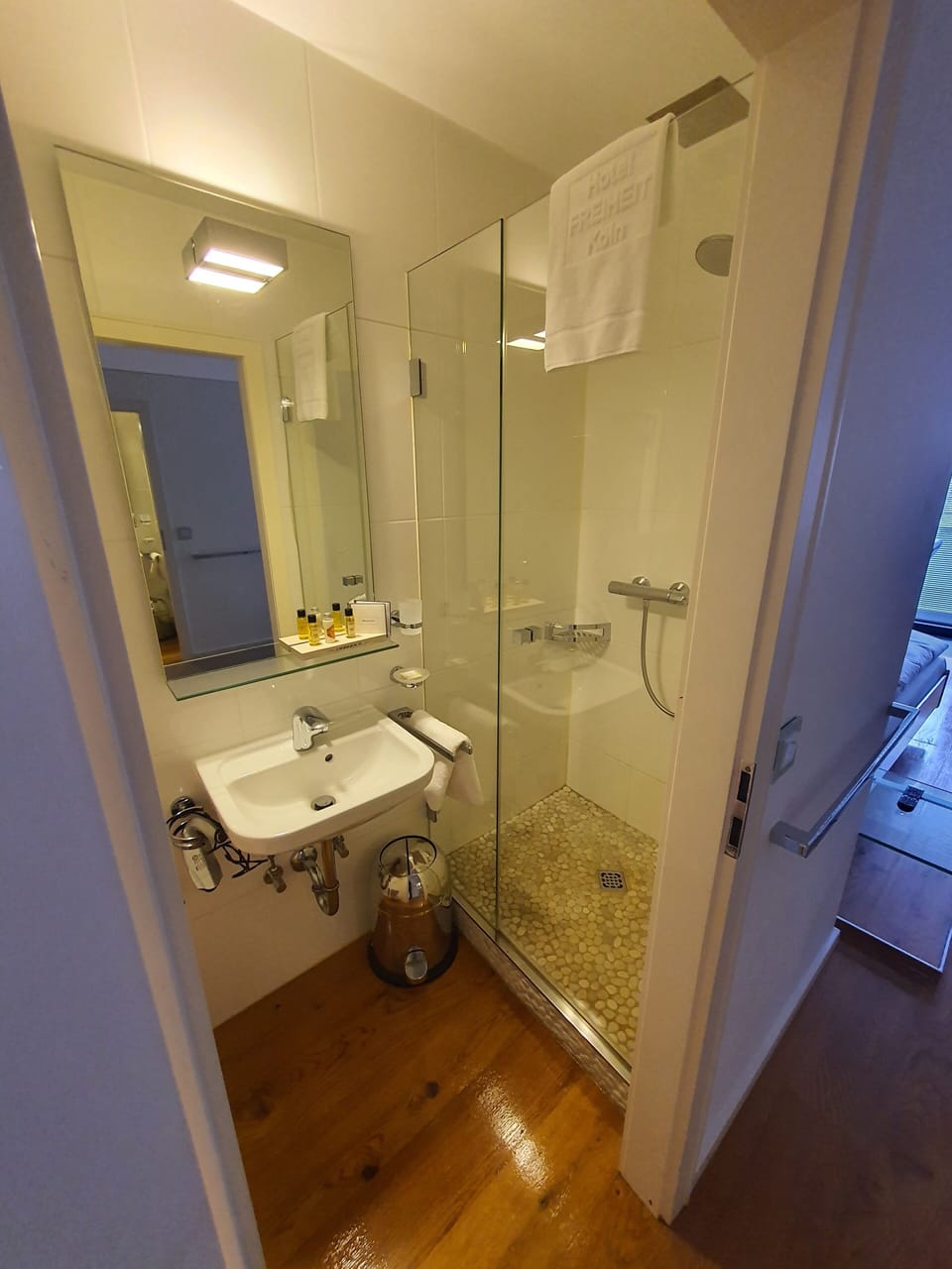 Deluxe Single Room, Ensuite | Bathroom | Free toiletries, towels