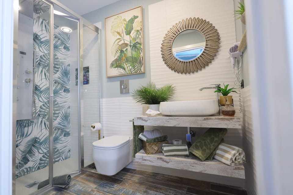 Deluxe Quadruple Room | Bathroom | Shower, free toiletries, hair dryer, bathrobes