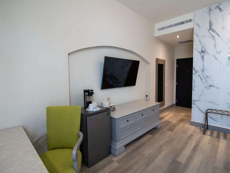 Executive Double Room | Premium bedding, pillowtop beds, minibar, in-room safe