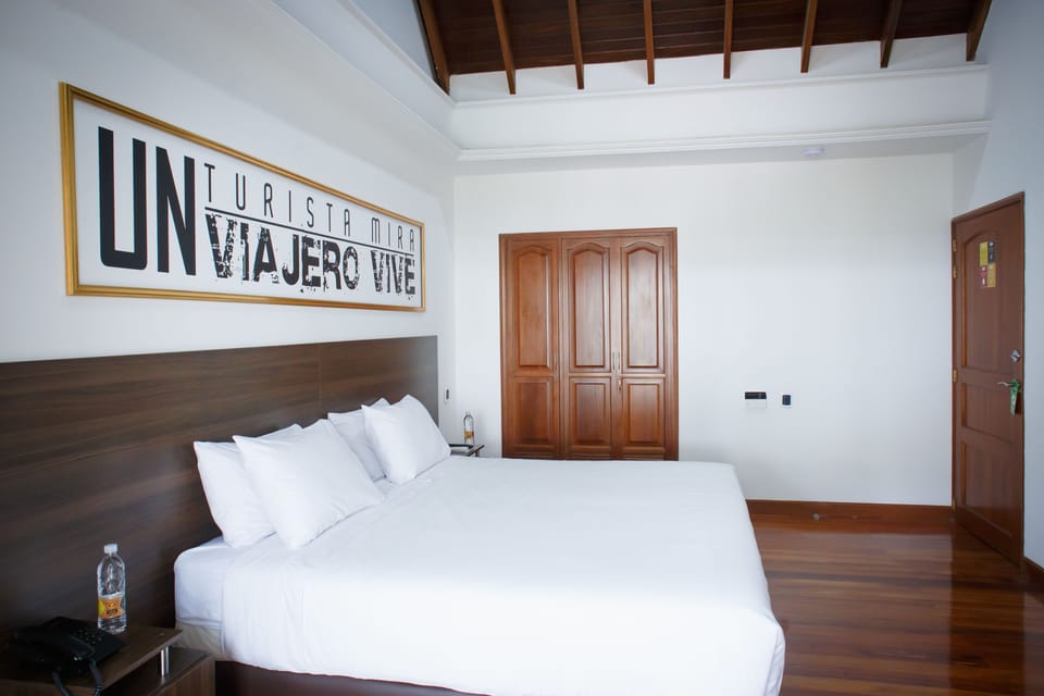 Deluxe Studio Suite, Hot Tub, Tower | Premium bedding, individually decorated, laptop workspace