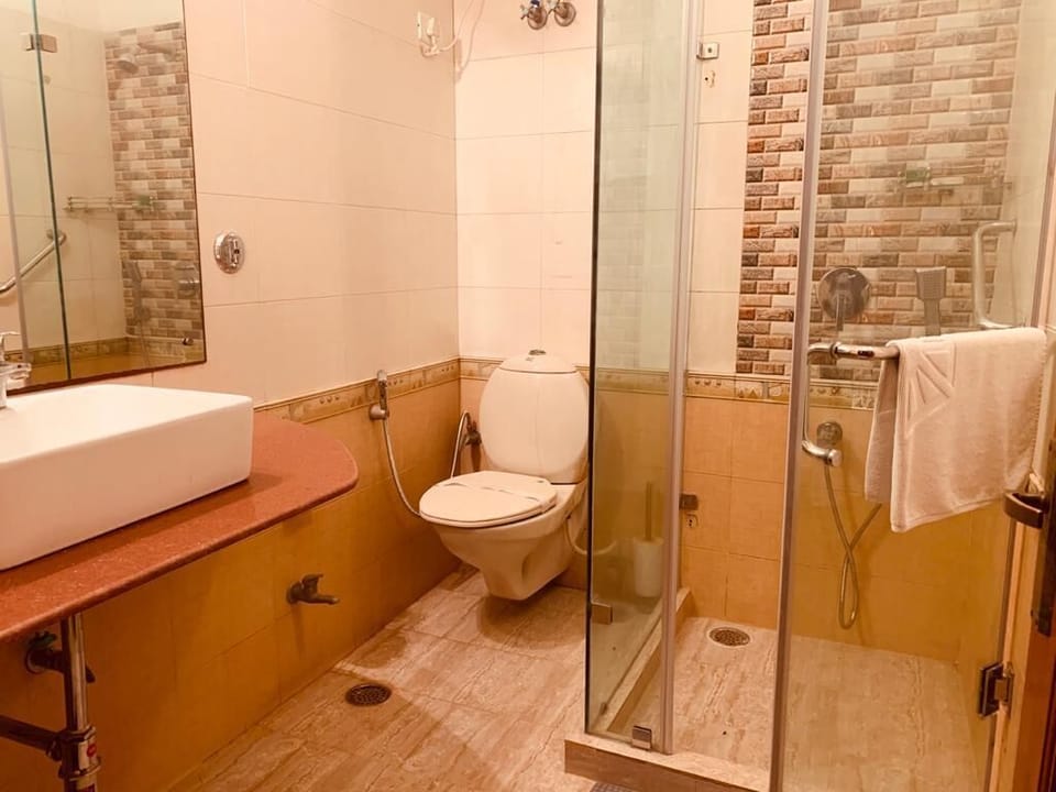 Combined shower/tub, free toiletries, hair dryer, slippers