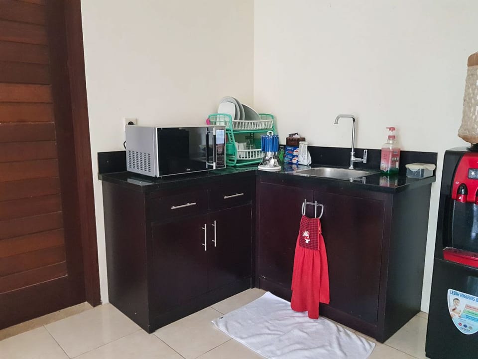 Executive Villa, 2 Bedrooms, Pool View, Poolside | Private kitchenette | Electric kettle