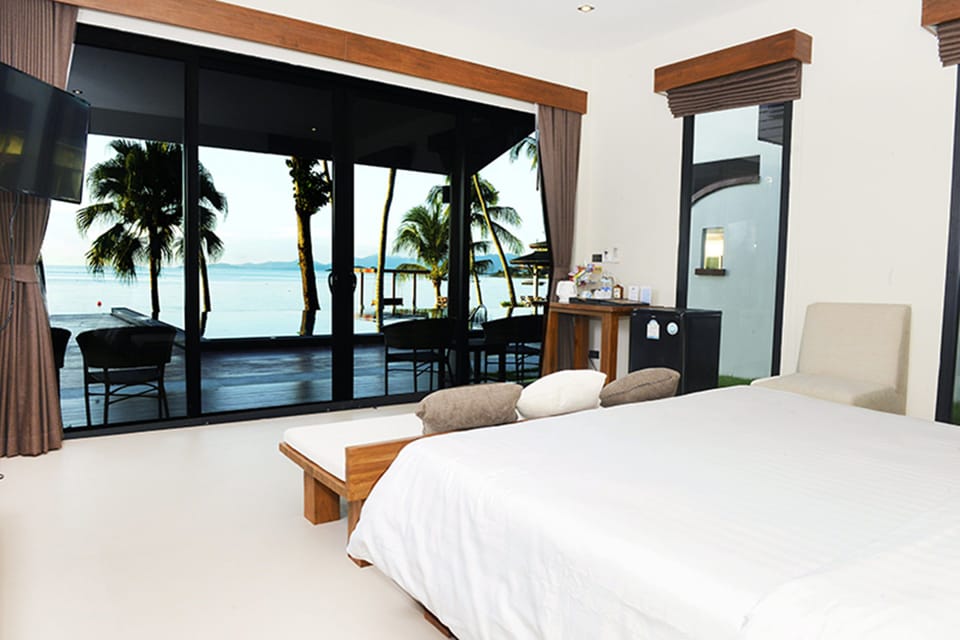 Junior Suite with Sea View | Hypo-allergenic bedding available, minibar, blackout drapes, WiFi (free)