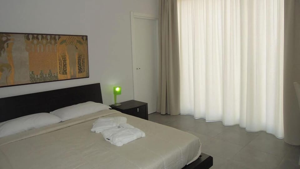 Minibar, in-room safe, desk, free cribs/infant beds