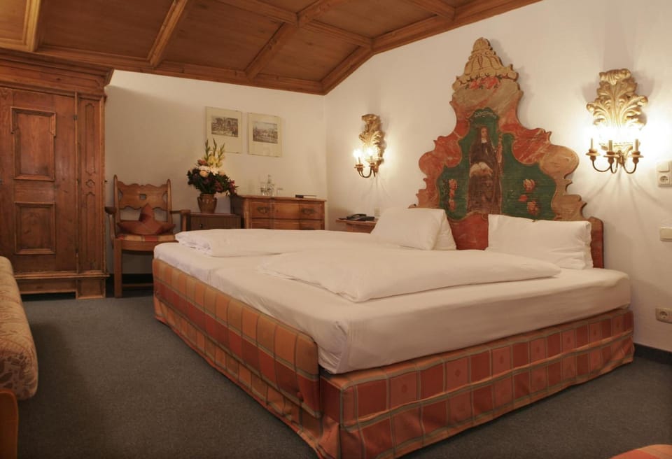 Minibar, in-room safe, iron/ironing board, free WiFi