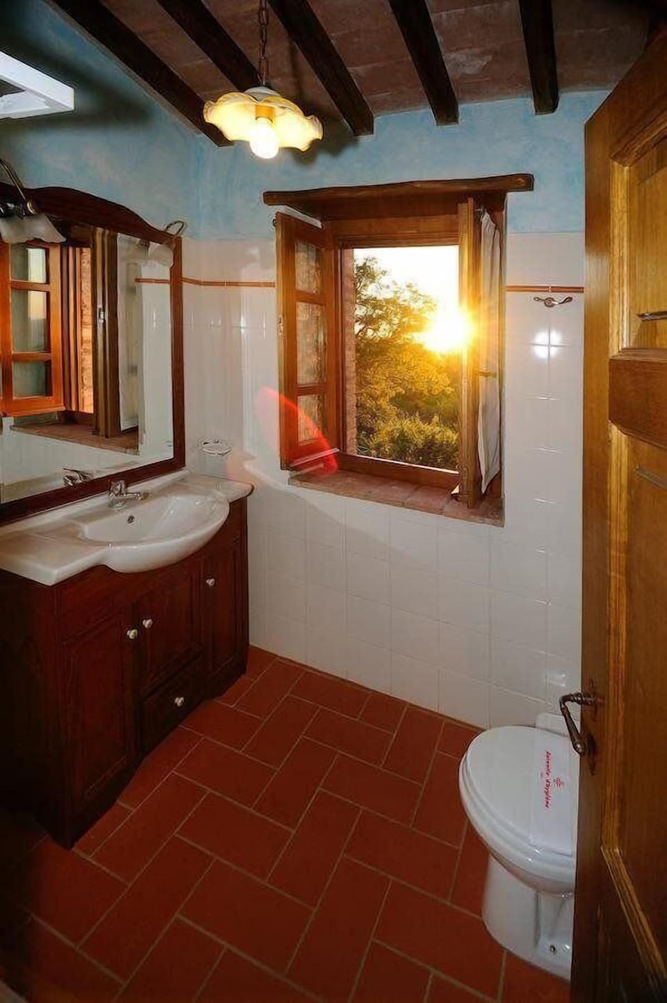 Shower, free toiletries, hair dryer, bidet