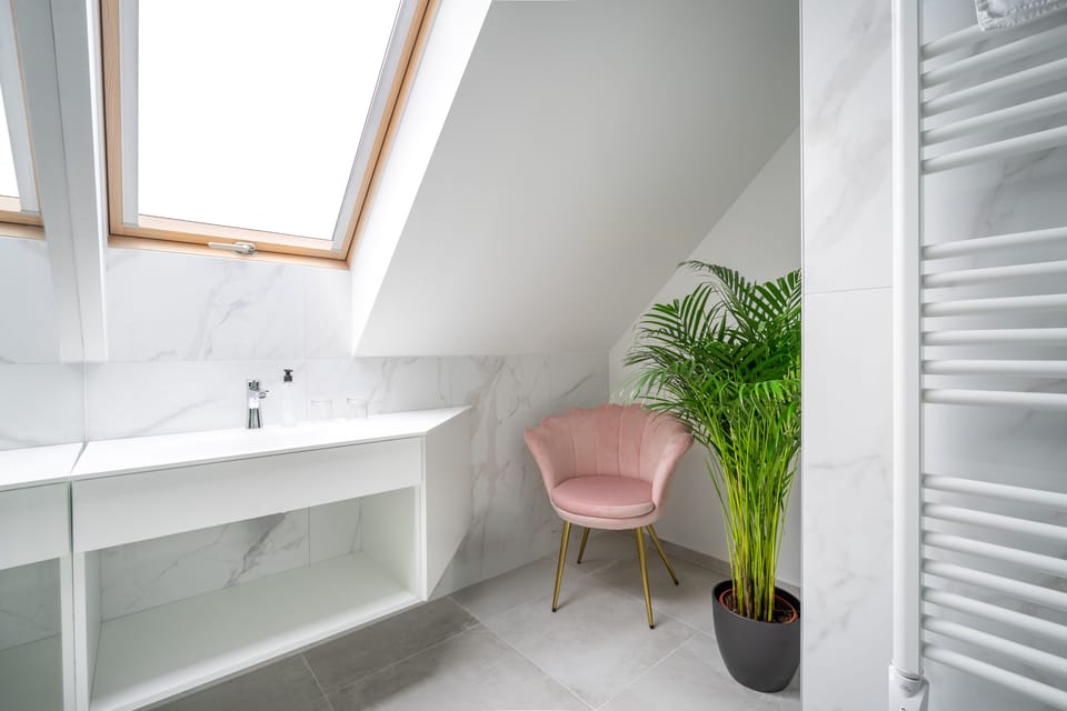 Wellness family suite with jacuzzi | Bathroom | Shower, free toiletries, hair dryer, towels
