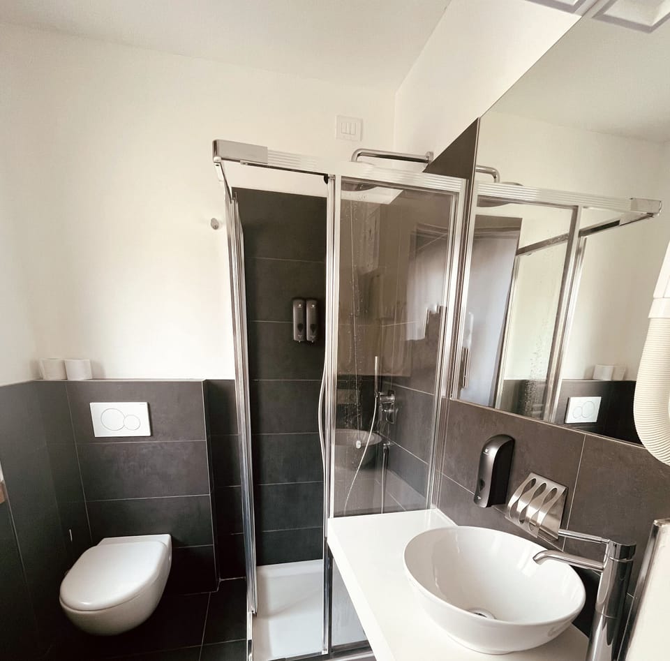 Standard Double Room | Bathroom | Shower, rainfall showerhead, free toiletries, hair dryer