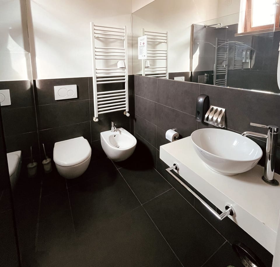 Shower, rainfall showerhead, free toiletries, hair dryer