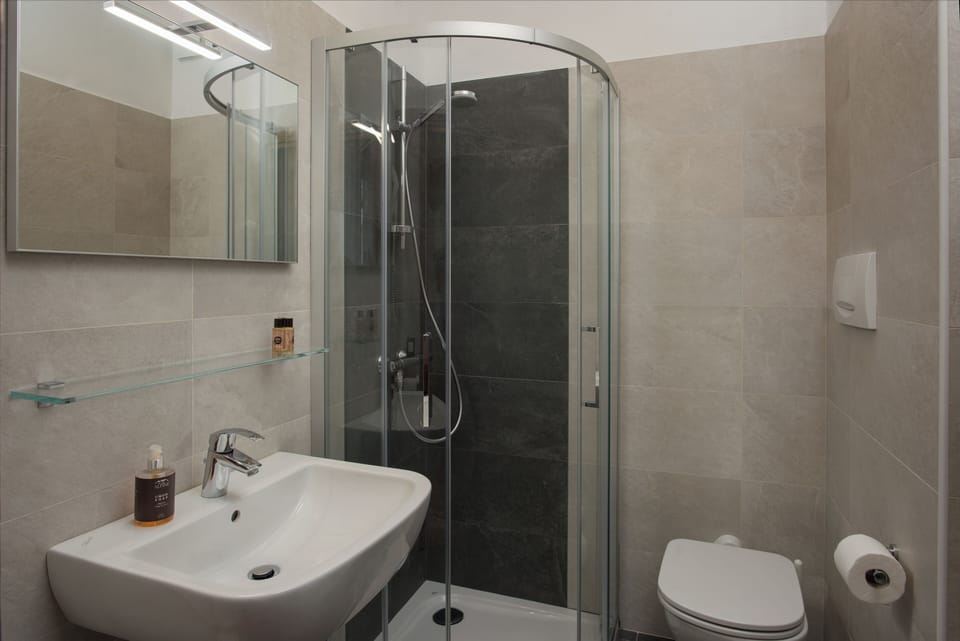 Bidet, towels
