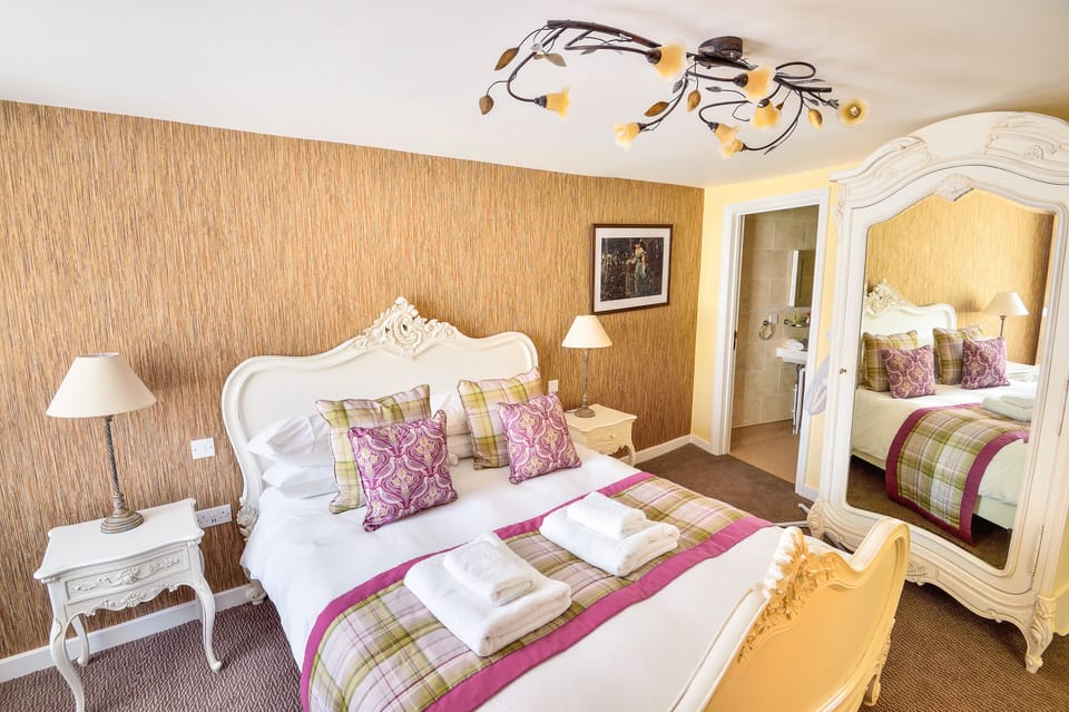 Deluxe Double Room, Ensuite | Iron/ironing board, Internet, bed sheets