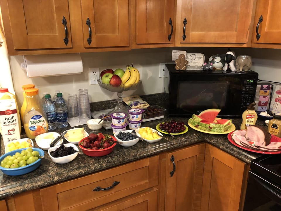 Full-size fridge, microwave, oven, stovetop