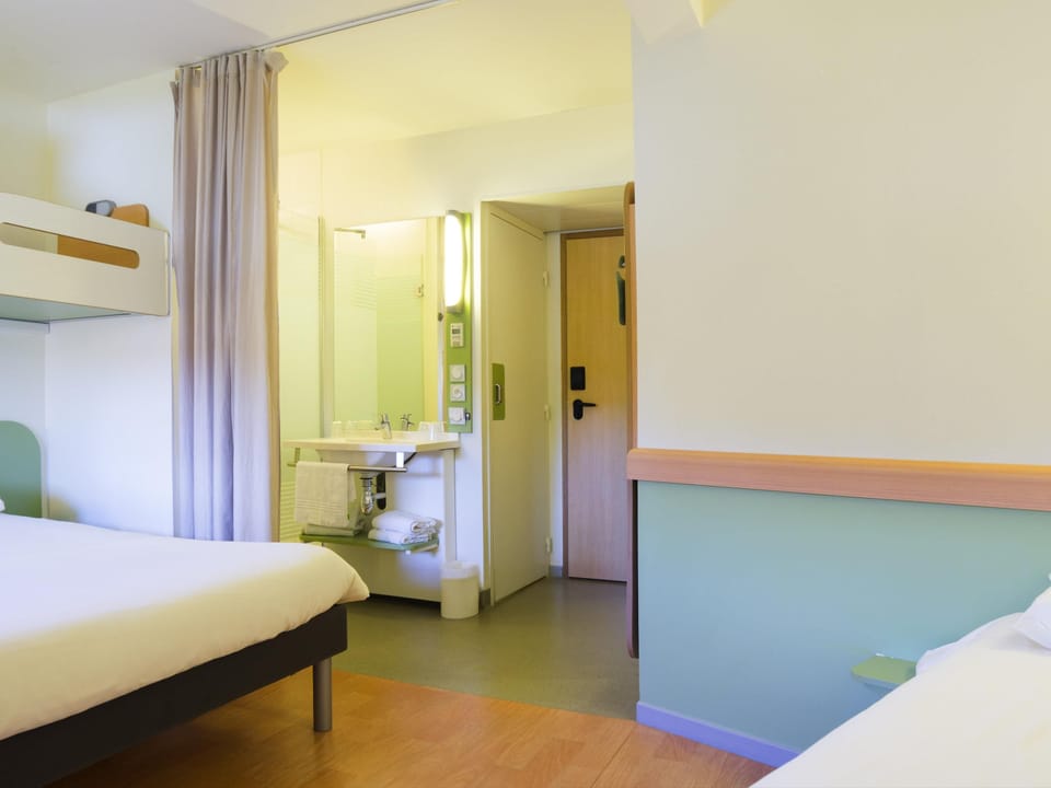 Desk, soundproofing, free WiFi, bed sheets