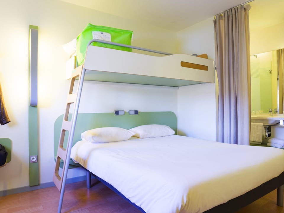 Triple Room, Multiple Beds | Desk, soundproofing, free WiFi, bed sheets