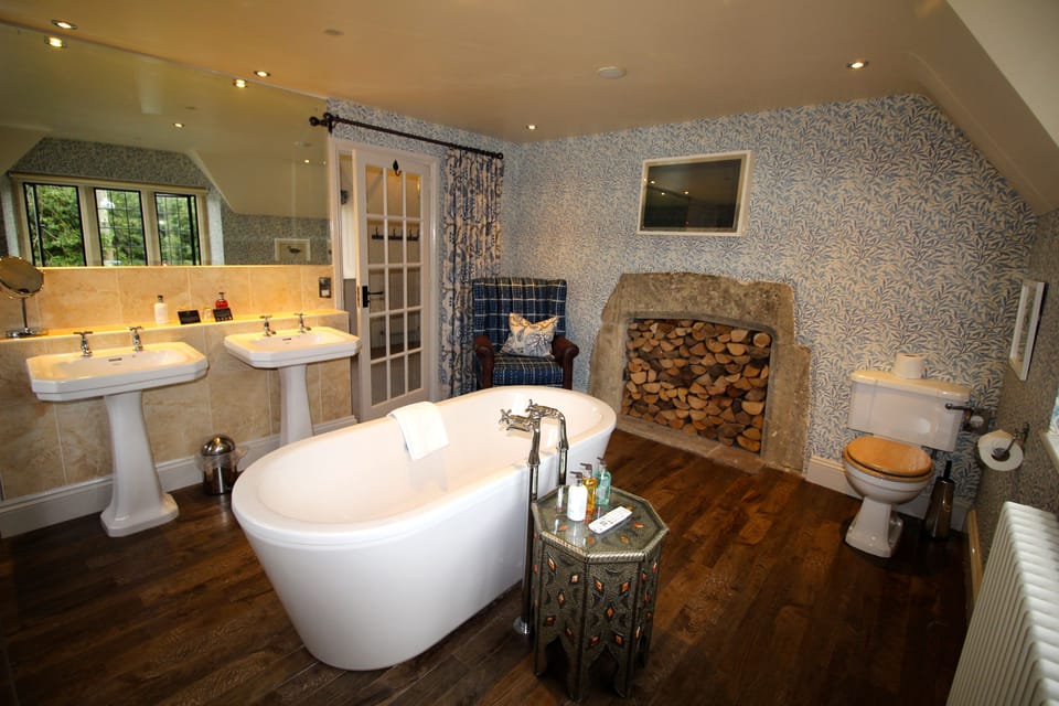 Junior Suite | Bathroom | Designer toiletries, hair dryer, towels