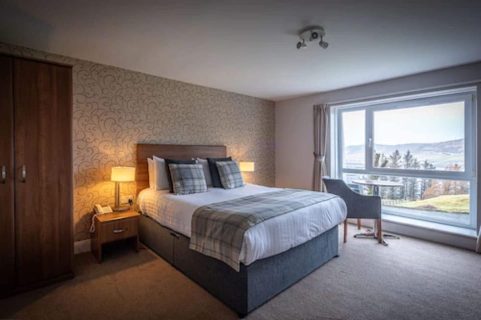 Double Room, 1 King Bed, Sea View (In Uig Lodge) | Free WiFi, bed sheets