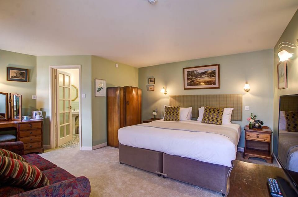 Desk, iron/ironing board, free WiFi, bed sheets