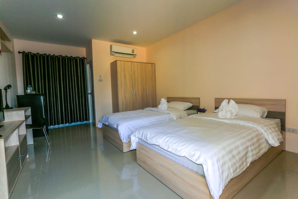 Standard Twin Room | Desk, blackout drapes, free WiFi