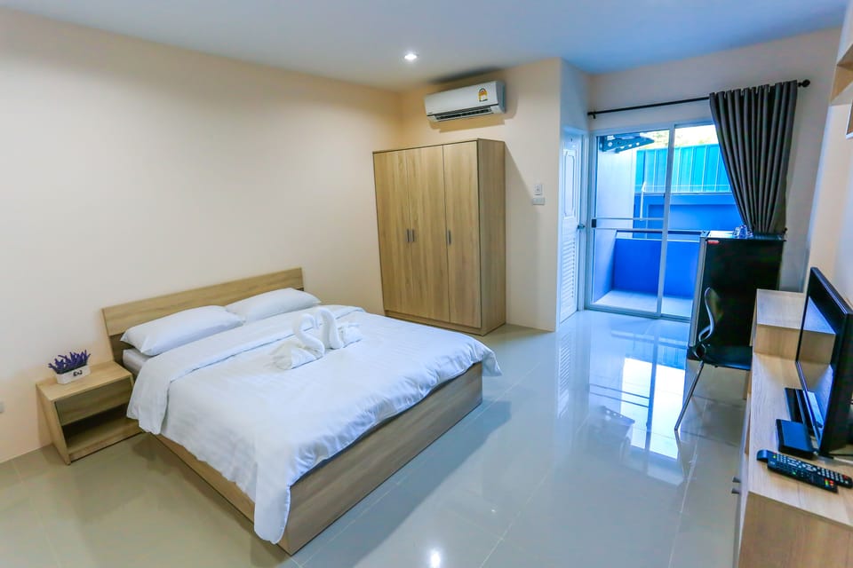 Standard Room | Desk, blackout drapes, free WiFi