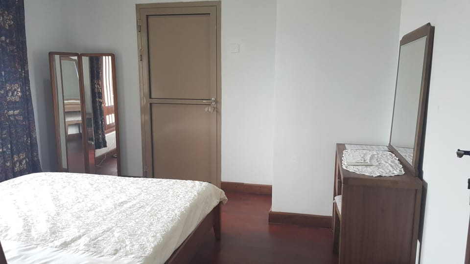 Premium bedding, desk, free WiFi
