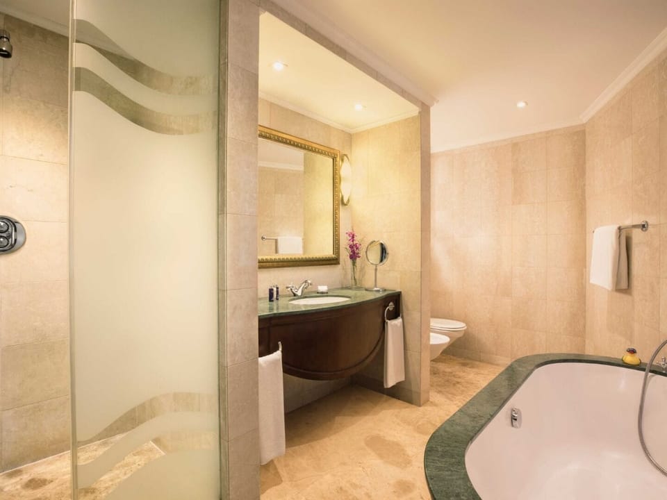 Sea View Premium One Bedroom Suite, Peacock Lounge, Private Beach & Splash Park | Bathroom | Combined shower/tub, free toiletries, hair dryer, bathrobes