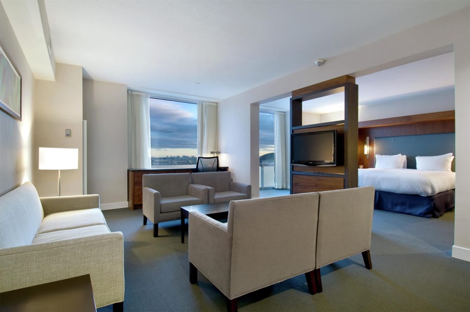 Deluxe Suite, 1 King Bed | In-room safe, desk, blackout drapes, iron/ironing board