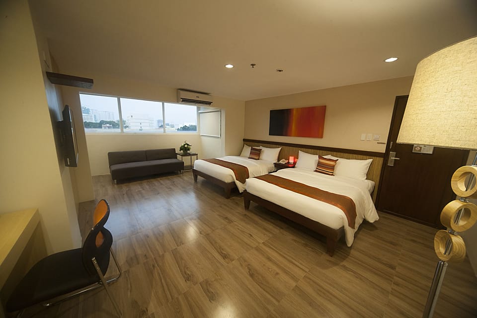 Suite | Desk, iron/ironing board, free WiFi, bed sheets