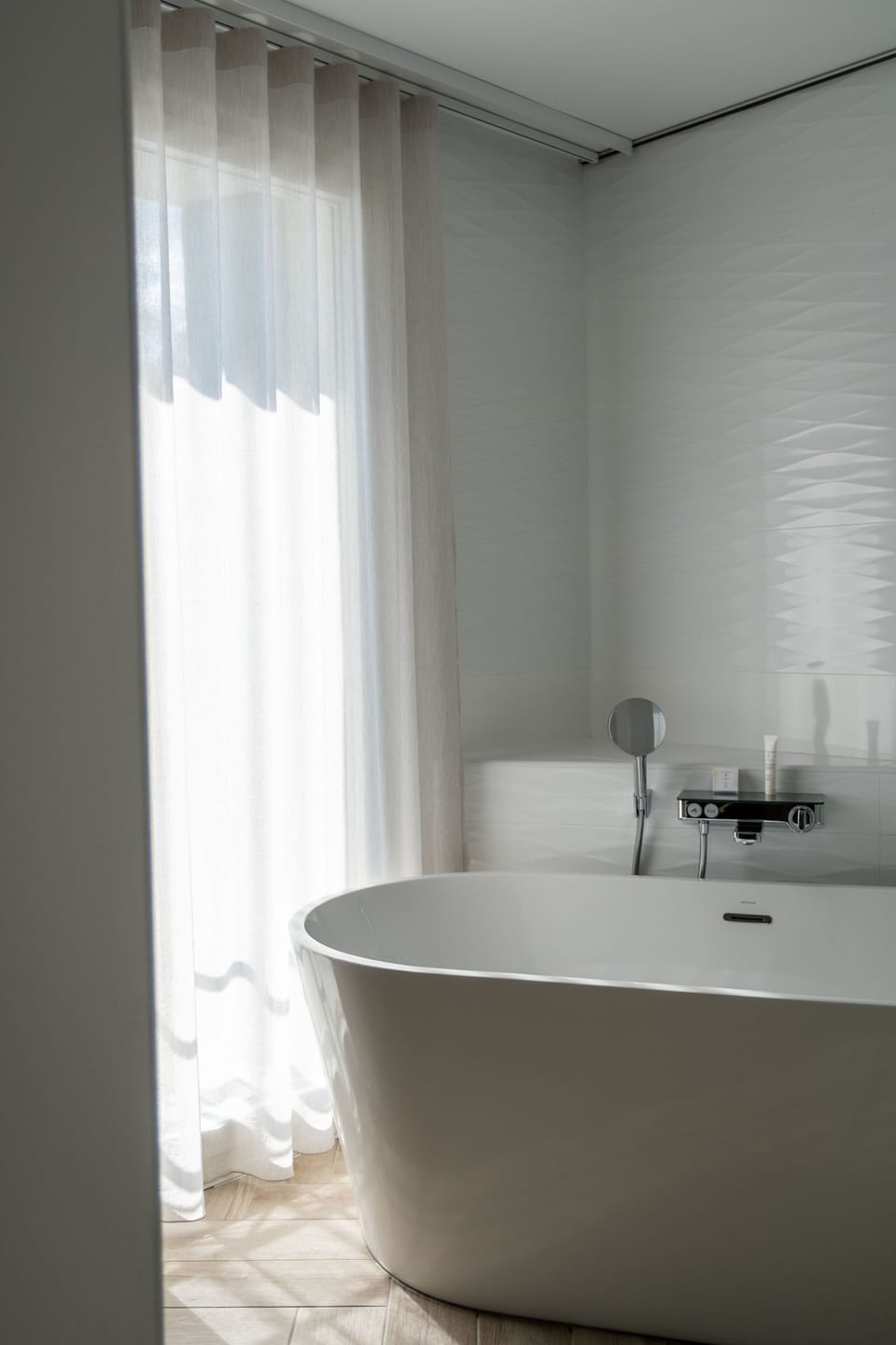 Suite | Bathroom | Shower, free toiletries, hair dryer, towels